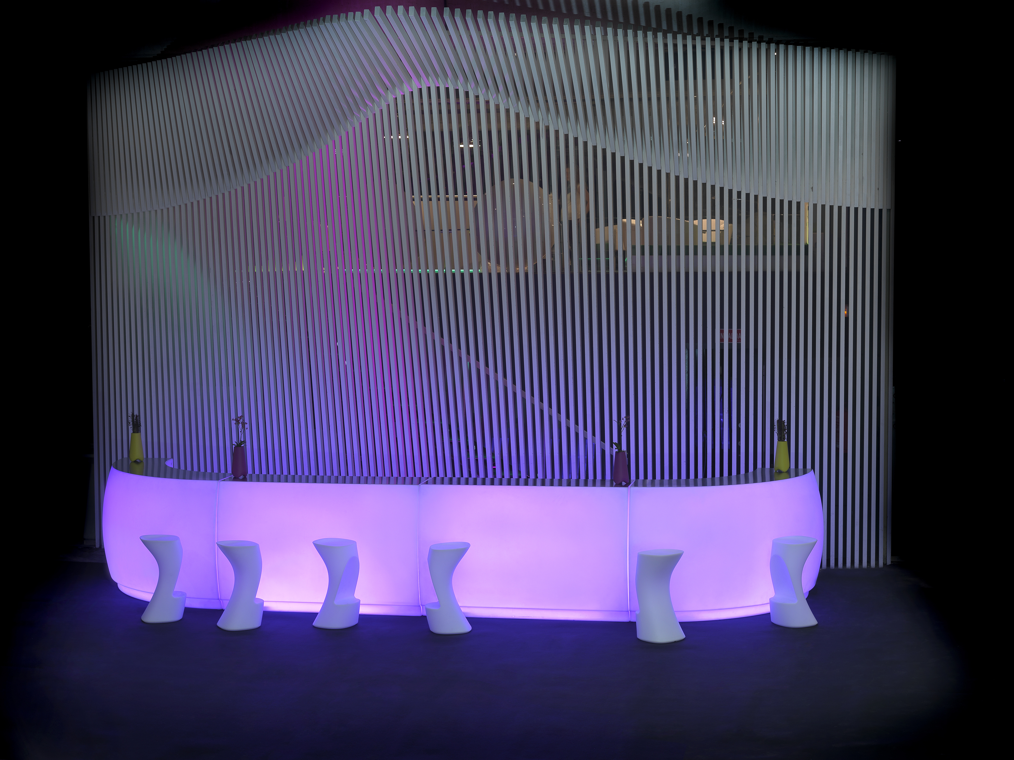 LED Theke FIESTA Bar - von VONDOM Transluzent weiss - für LED Beleuchtung RGBW LED DMX HPL Ausgabefläche